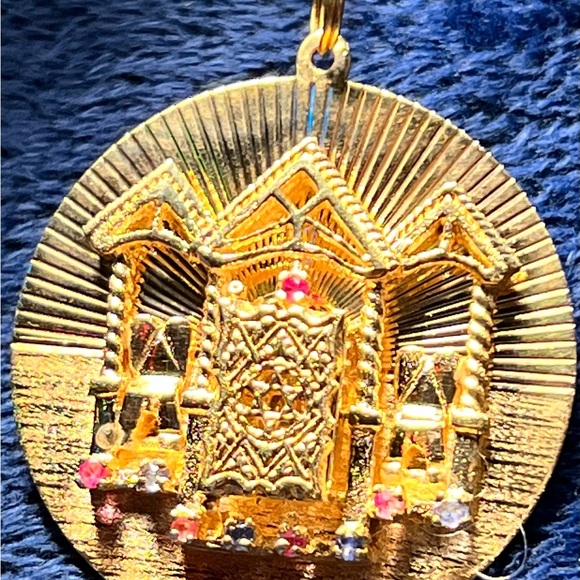 18 karat gold spiritual 10 Commandments cover medallion with 18k gold chain